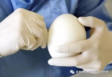 再造乳房的美觀大部分不如保乳手術;再造乳房較保乳手術創傷大,費用高