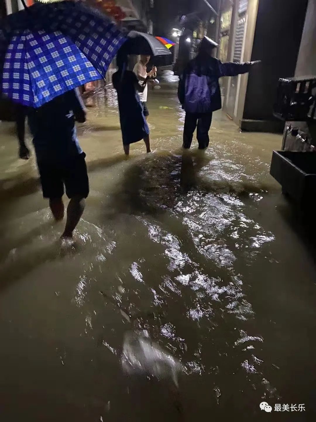 「长乐区天气」暴雨袭击城市之后！长乐网友发了现场视频！感谢救援和救援士兵！