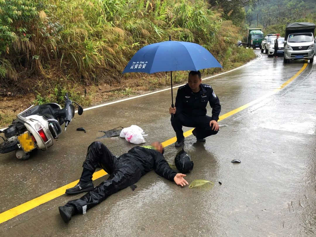 云安公安民警路遇交通事故冒雨紧急救助受伤群众受称赞