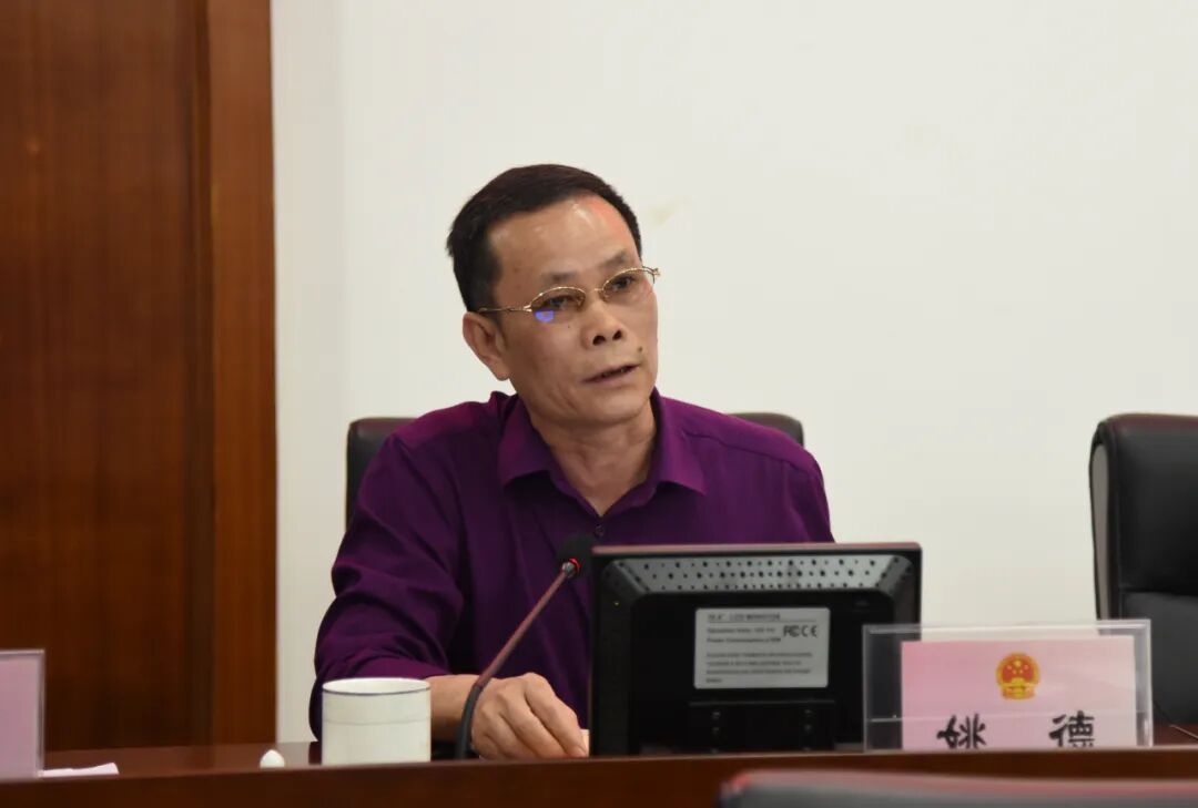 苏琛为新当选的遂溪县人民政府副县长陈光提同志颁发任命证书.