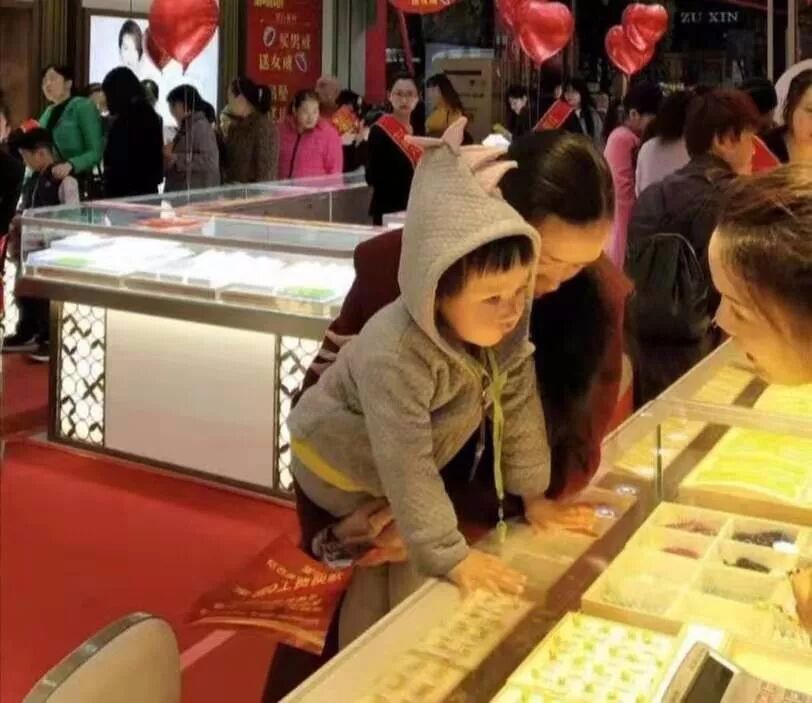 恭喜周氏企业新店开业现9店同庆 积攒18个免费送 高档收纳箱领取时间:10月19号--10月25号 领取时间:上午9:00-12:00领取时...