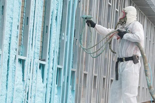 工人正在进行聚氨酯喷涂施工作业