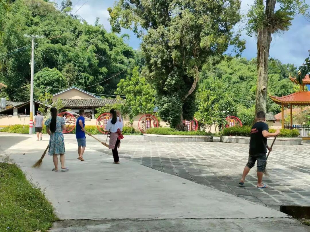 清平乡开展爱国卫生运动,"干干净净"迎中秋_陇川县融媒体中心