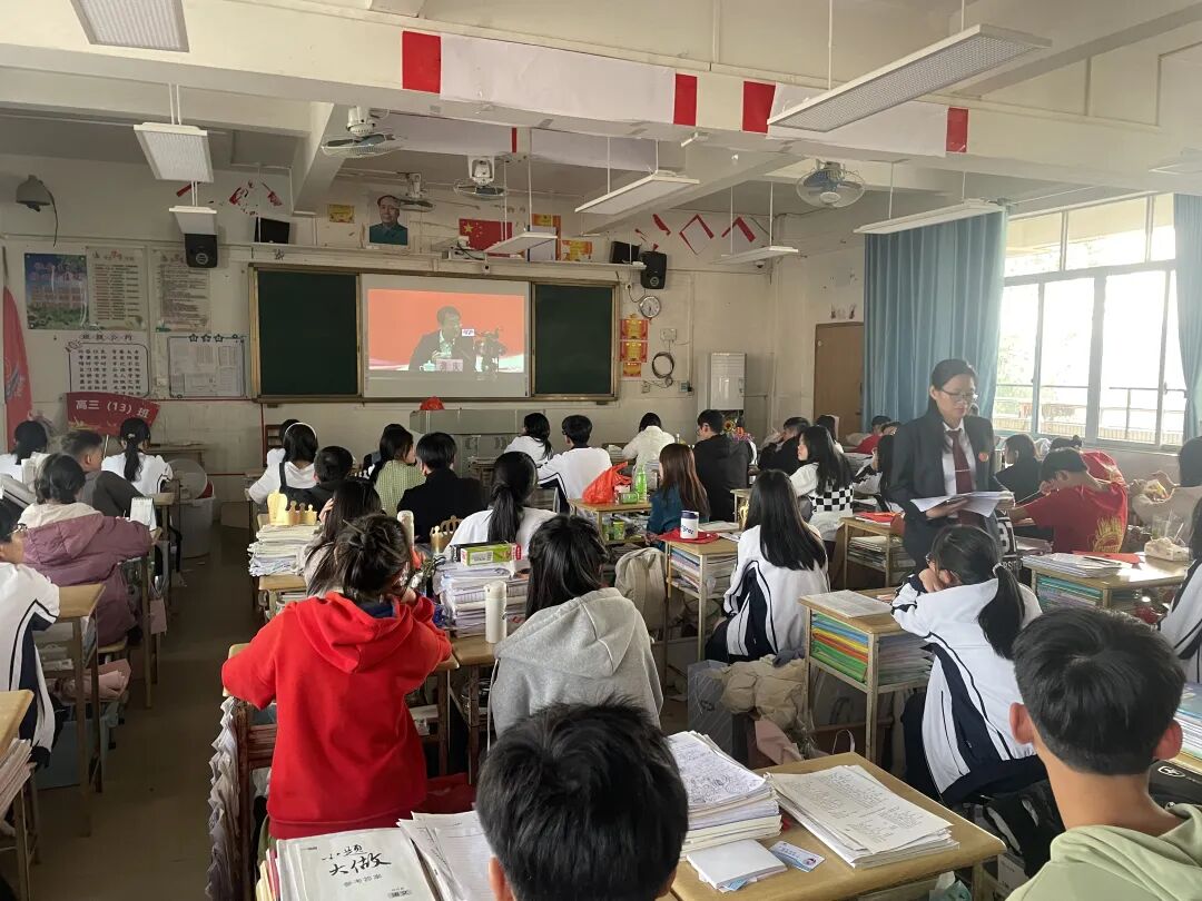信宜市第三中学师生收看高考动员会信宜市华侨中学师生收看高考动员会