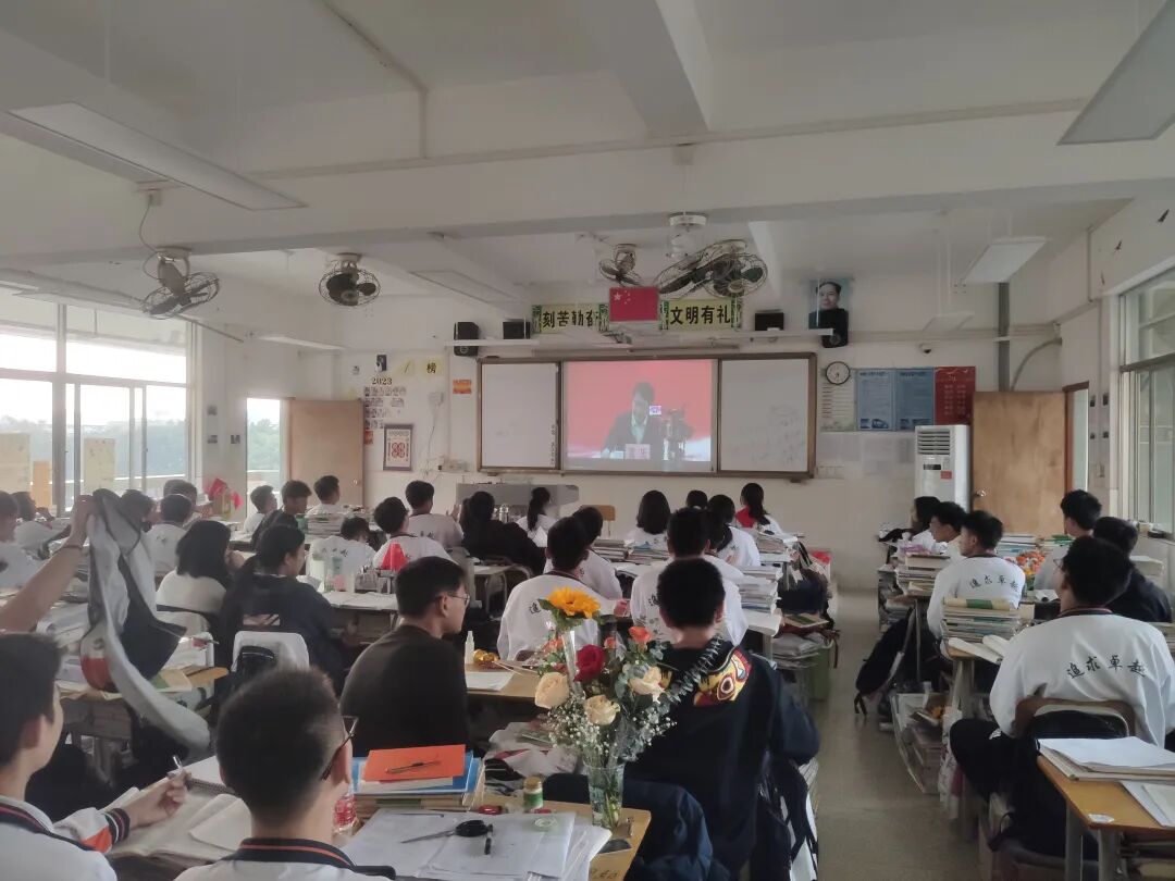 中学师生收看高考动员会信宜市华侨中学师生收看高考动员会为了不挤占