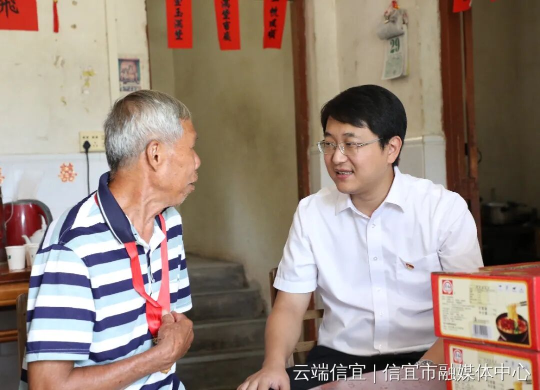 (▲信宜市委副书记,市长龚庆走访慰问老党员陈明尤)(▲信宜市委副书记