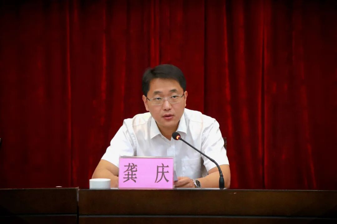 龚庆指出,创建国家卫生城市,国家卫生镇,既有利于增强群众公共卫生