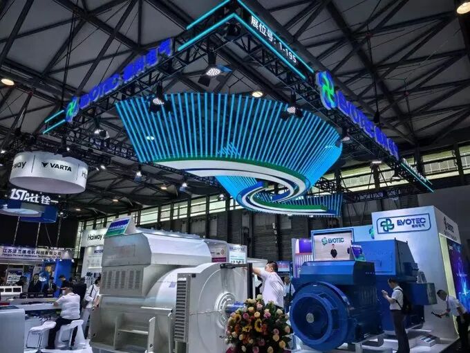 展会现场展商与观众交流互动场景，展现B2B商业对接氛围