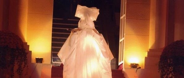 一代天后梅艳芳，为何正值盛年香消玉损？