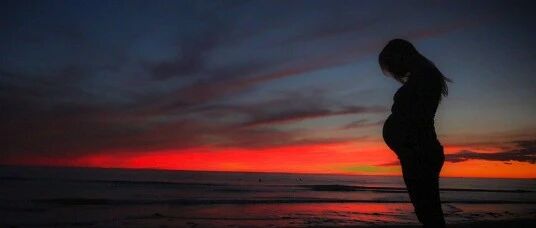 在又小又黑的子宫里，胎儿会孤独吗？