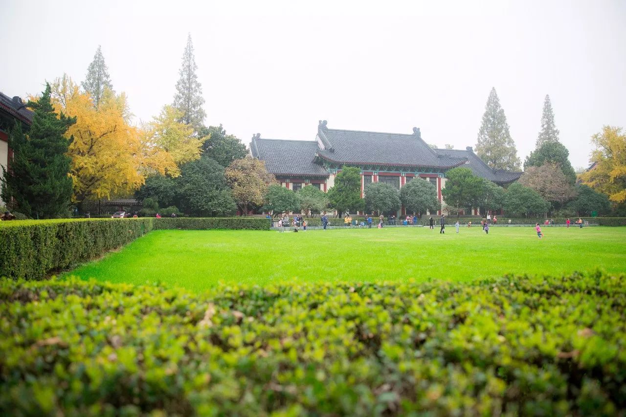 南师大随园校区——东方最美校园之一，飞檐峭壁的古典建筑，温润优雅的