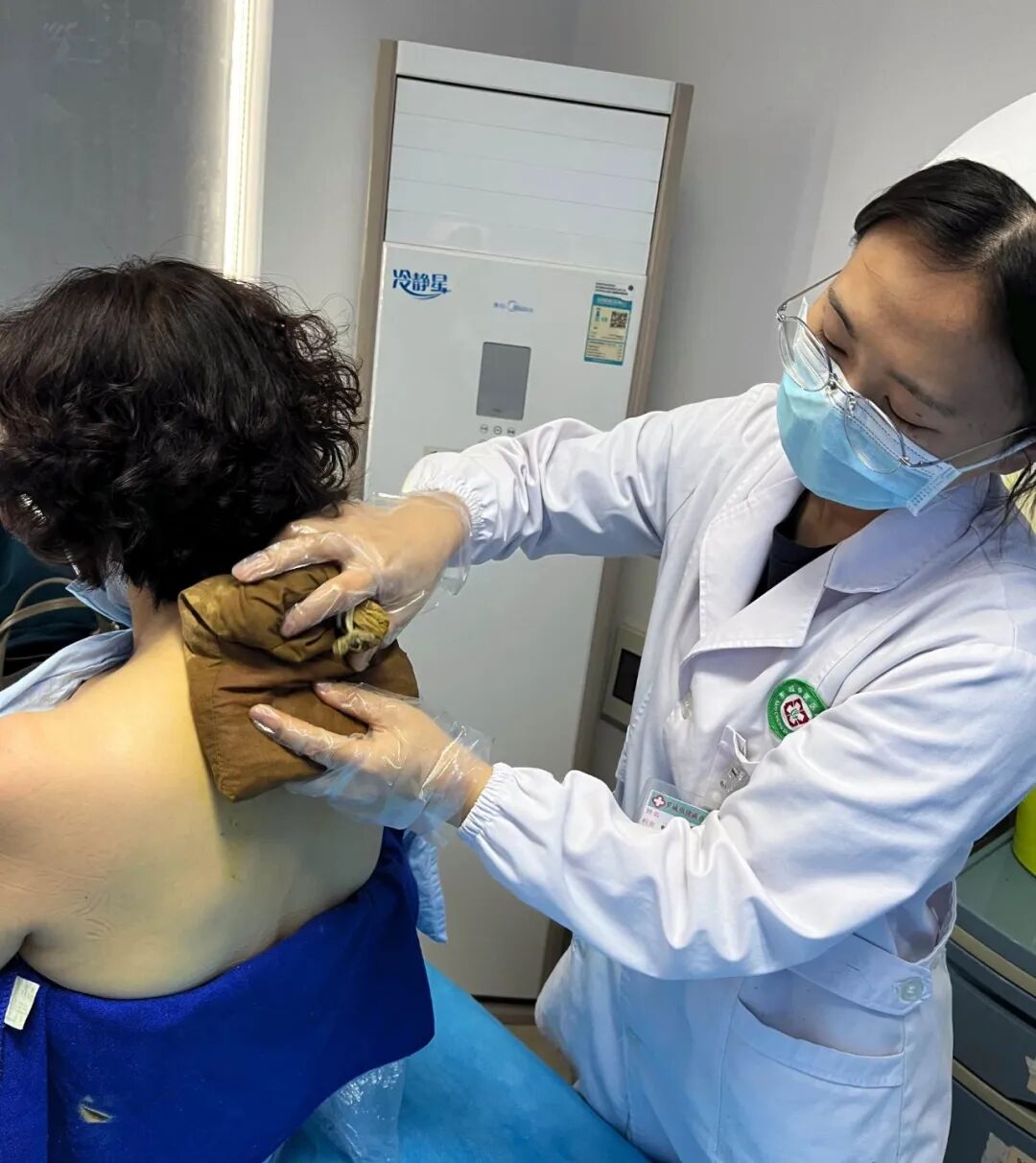 中医熨烫怎么中医特色熨烫，几十味中药融合，巧治常见病_https://www.jmylbn.com_新闻资讯_第7张