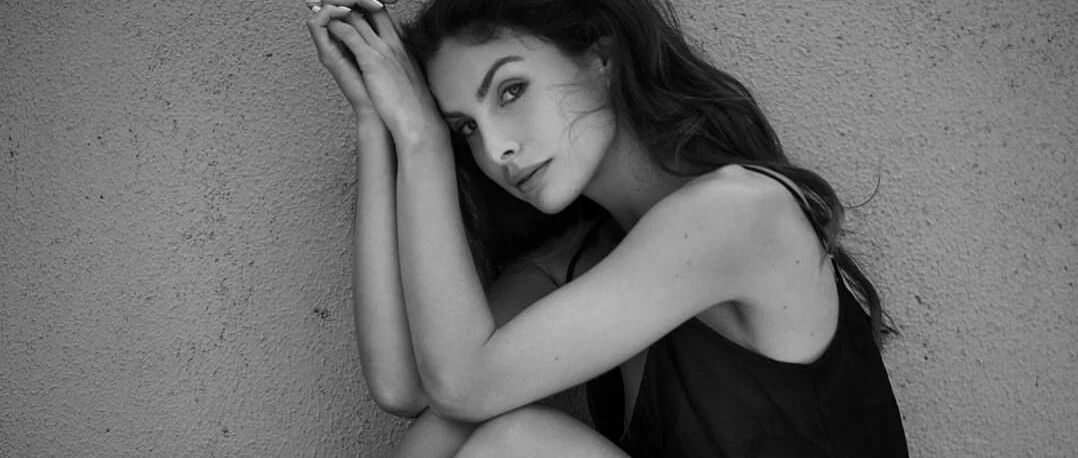 太“胸”猛！入选全球最美胸部，如今54岁的她仍然让男人心动，女人嫉妒。