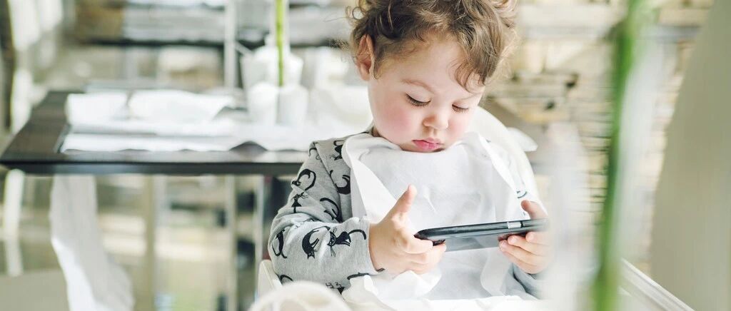 “妈妈，给我手机”，你的回答影响孩子一生