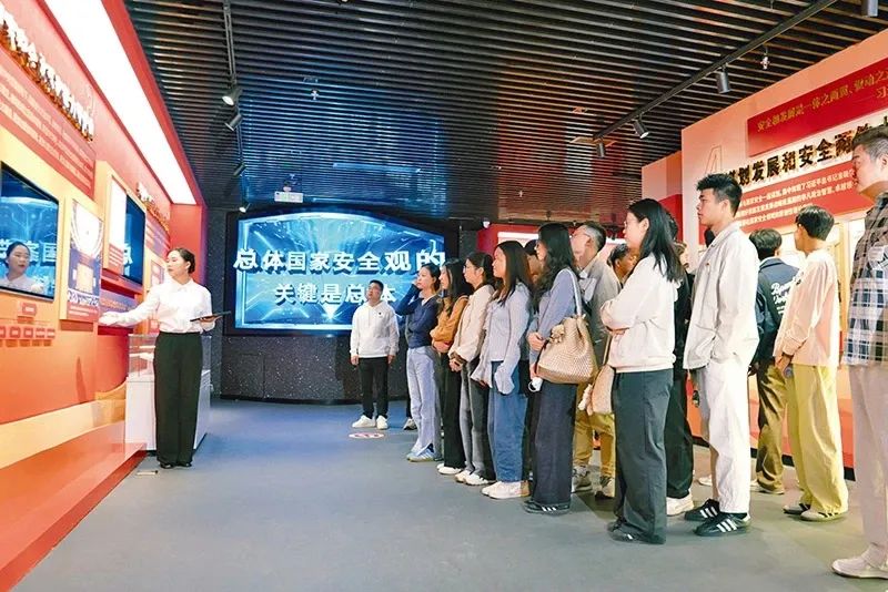 图为2025年3月21日，试运营期间的广东省国家安全教育馆内，青年学生正在参观学习。 国安宣工作室供图