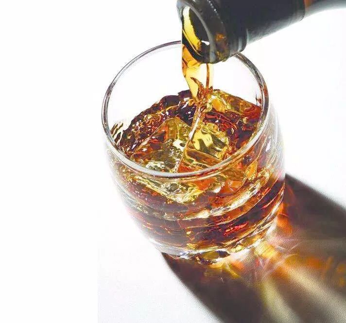 镇白兰地的最佳饮用温度是7至10摄氏度,在这温度下口感是最好的.