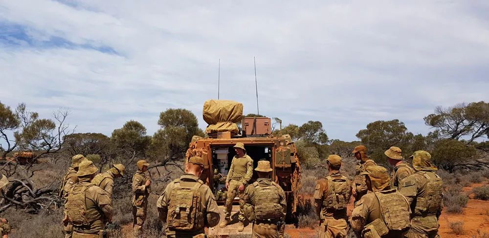 澳大利亚M1A1主战坦克亮相演习场 大疆无人机担任侦察任务