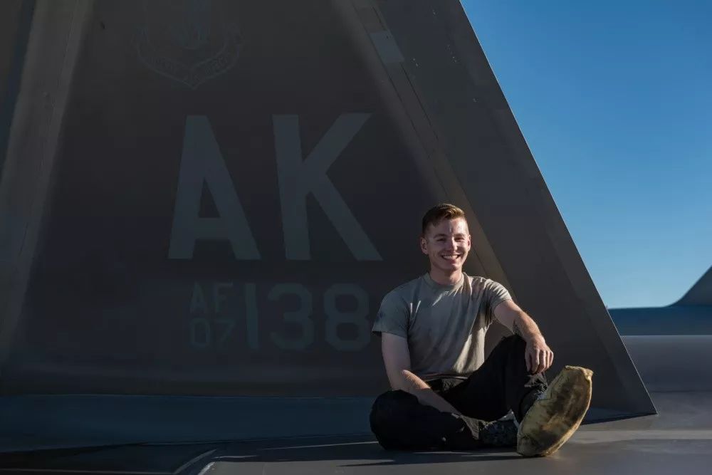 美军11架F-22战机远征澳大利亚“护身佩剑”到底指向何方？