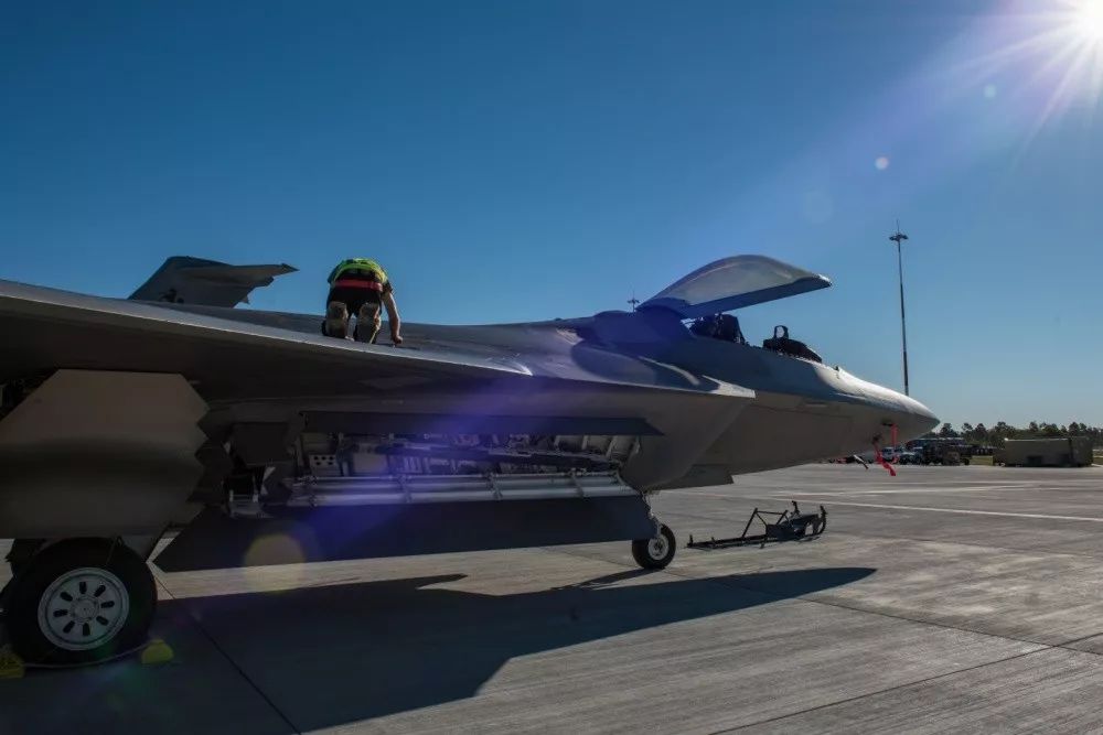 美军11架F-22战机远征澳大利亚“护身佩剑”到底指向何方？