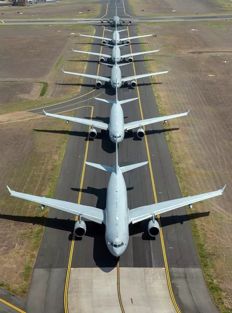澳大利亚空军KC-30A加油机首次“大象漫步”C-17A赶来凑热闹