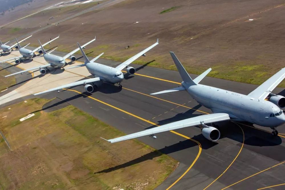 澳大利亚空军KC-30A加油机首次“大象漫步”C-17A赶来凑热闹