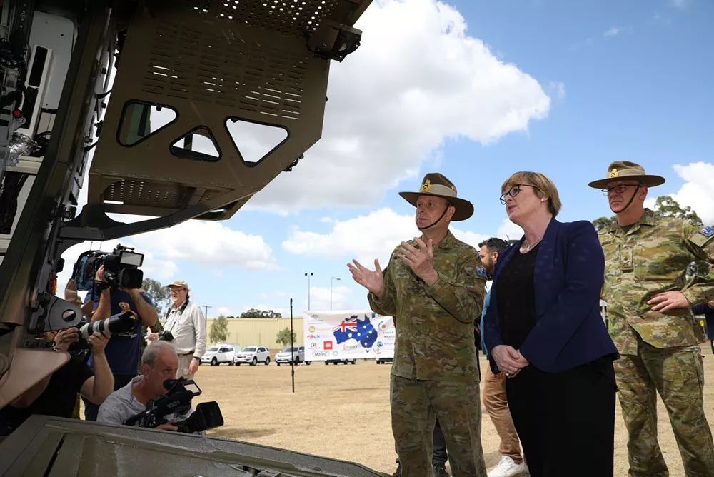 澳大利亚接收首辆“拳师犬”装甲车 211辆总价值超过50亿美元