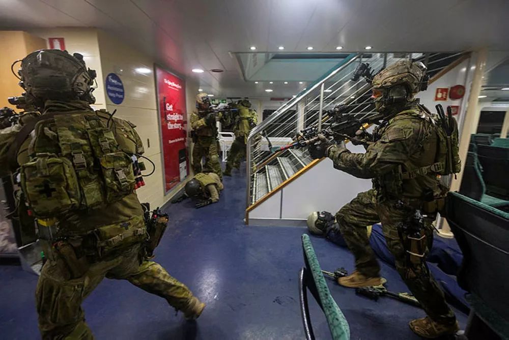 澳大利亚特种部队反恐演习 打击劫持渡轮匪徒 巡视墨尔本