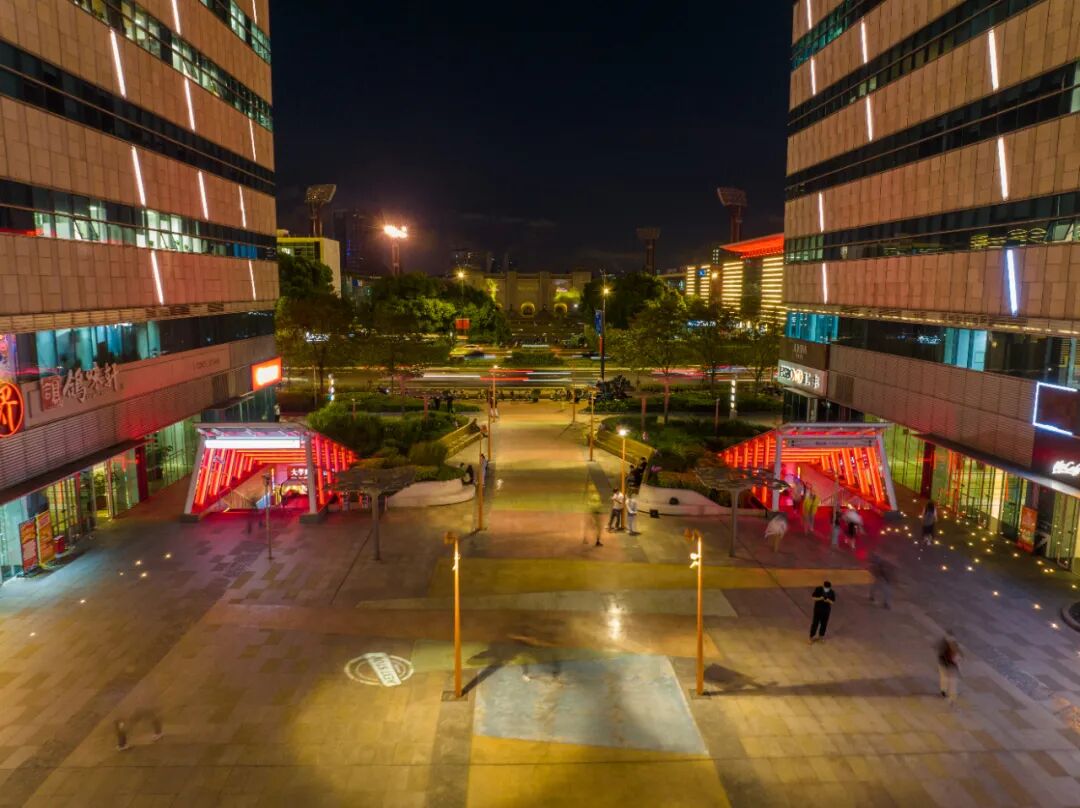 大学路开启华丽夜景模式,灯光灿若星河