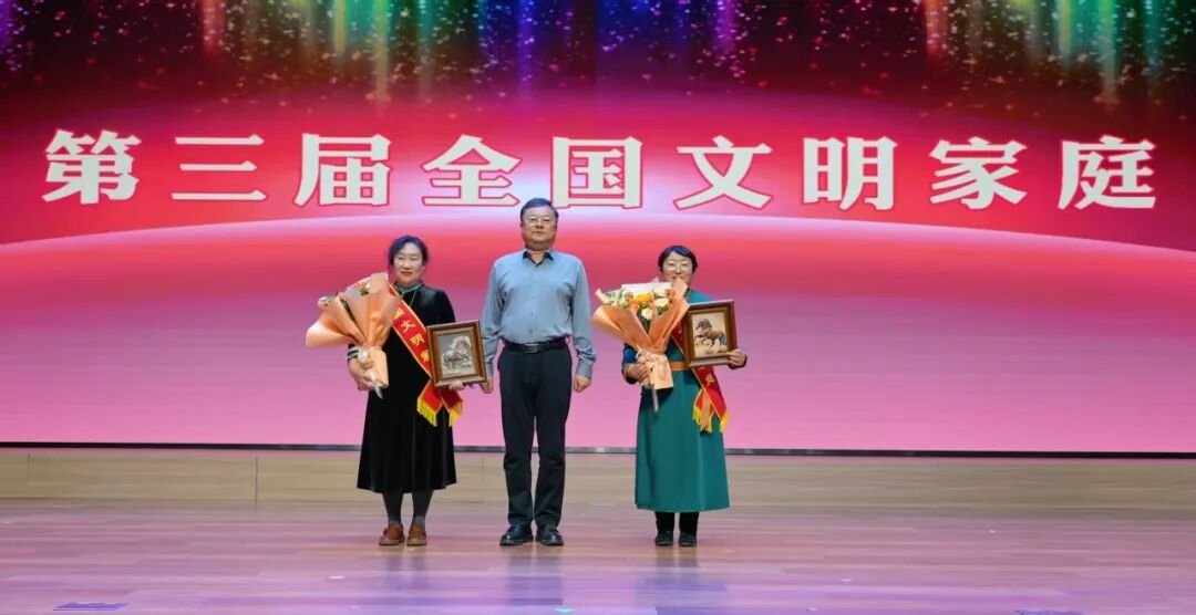 喜讯！内蒙古作家协会副主席苏莉的家庭获得第三届全国文明家庭 第7张