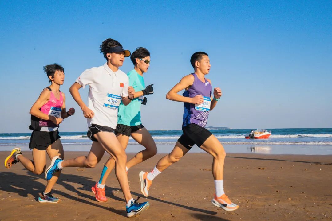 2021青岛西海岸沙滩跑鸣笛起跑
