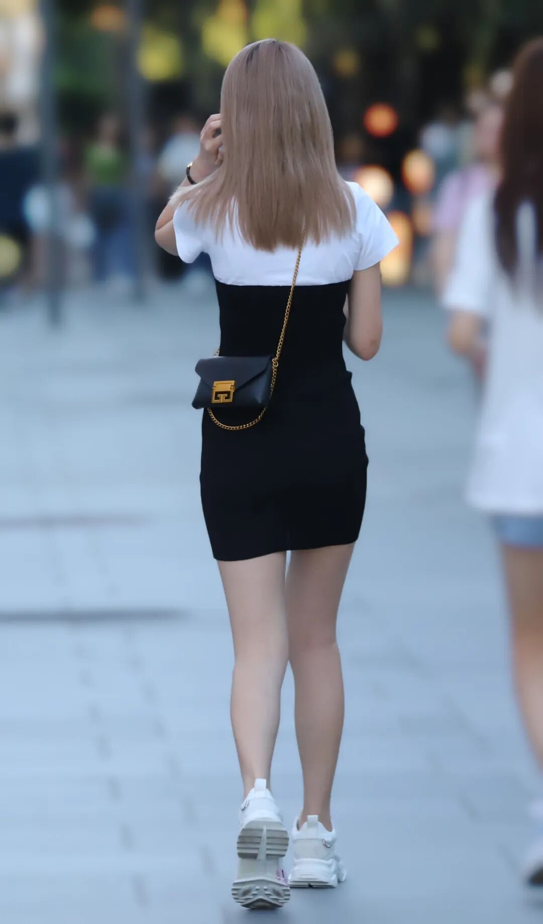 时尚街拍美女们的背影如此曼妙虽远却近