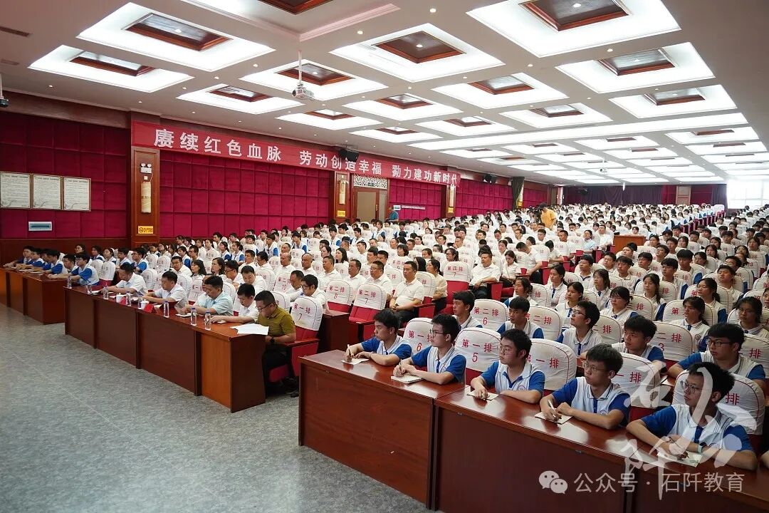 田运栋到石阡中学上思政课