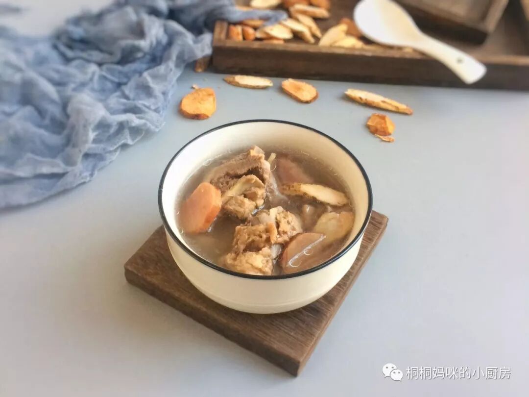 老广东教你煲汤，搭配两种常见的药材，祛湿健脾有奇效，清香甘甜