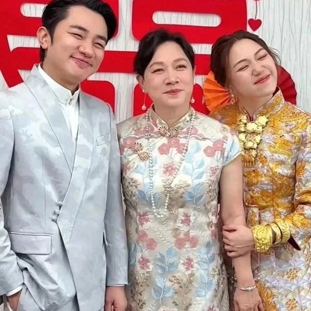 王祖蓝妹妹大婚,小女儿和姑姑小时候长相相似,不愧是撞脸家族!
