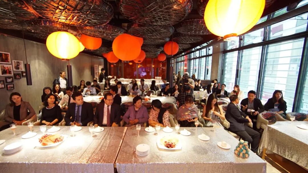 %name 今天，你的朋友圈和悉尼CBD被这的颜值打动