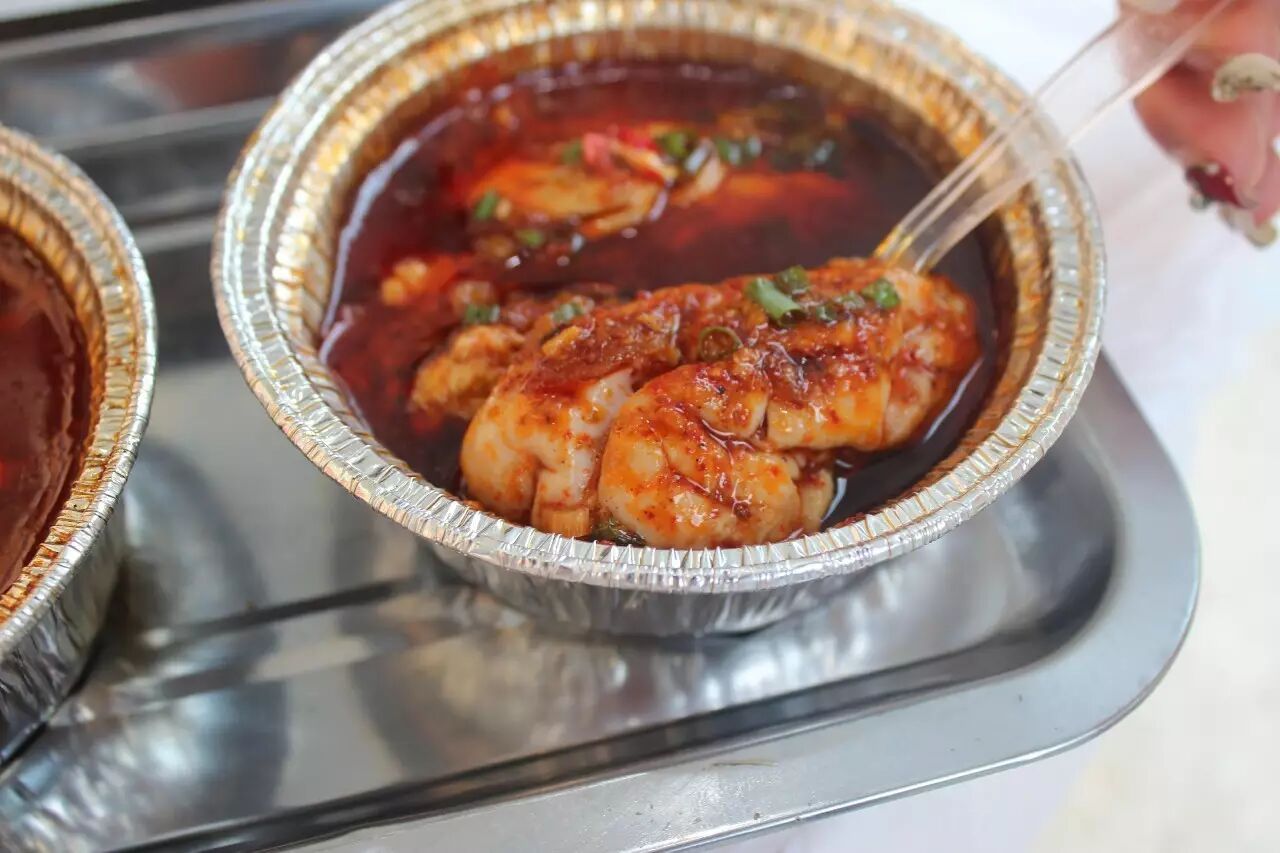 烧烤的食材里面,我最喜欢这碗锡纸猪脑花,吃一次就忘不了的味道~麻辣