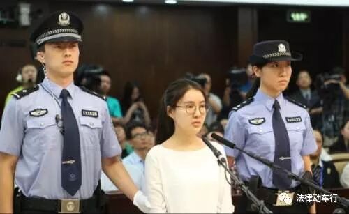 才刚，陈冠希获释！她无此的这三年…(图2)