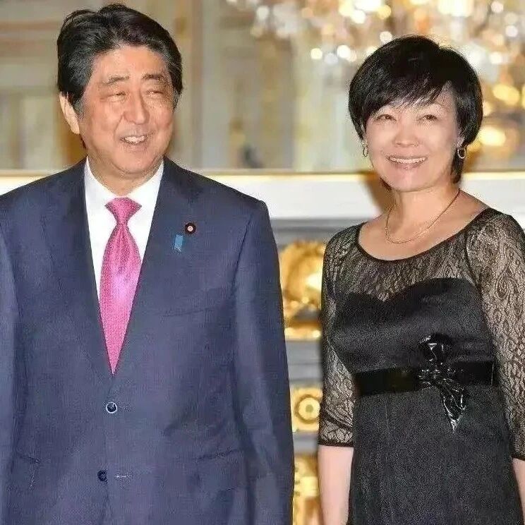 安倍晋三老婆有多野?当DJ开酒吧、找牛郎不生娃,还差点做了这件事