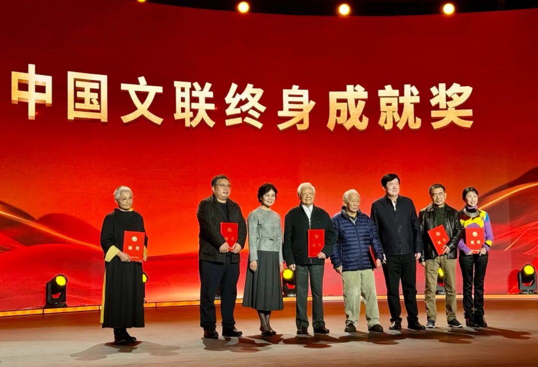 中央美院老教授林岗,盛杨,闻立鹏获"中国文联终身成就奖"