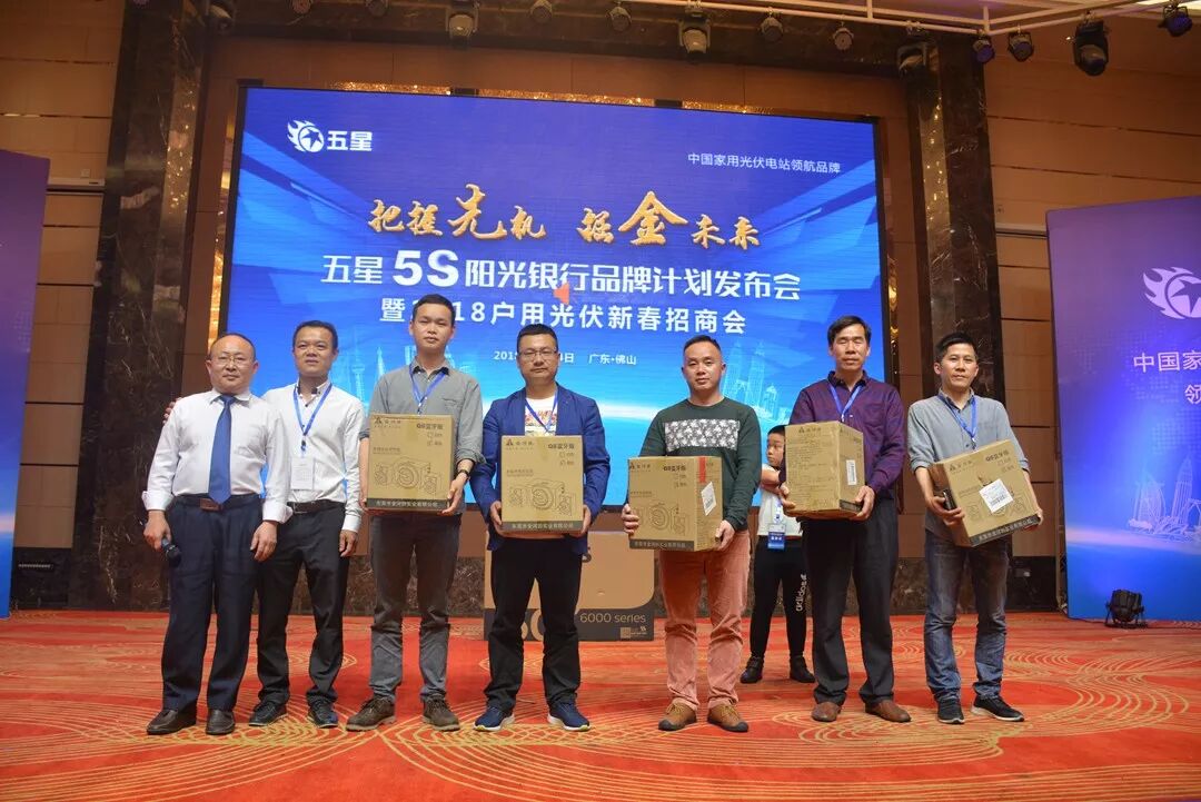 抽獎嘉賓胡鄂生與中三等獎人員合影