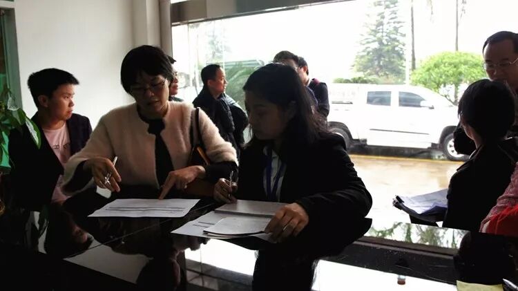 代理商有序領取樣機、光伏宣傳資料