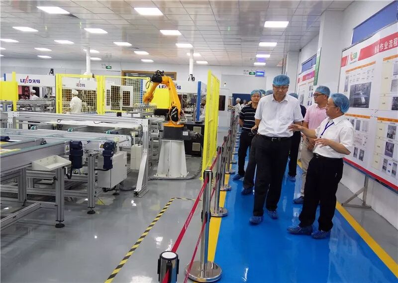 調(diào)研組一行參觀五星光伏組件生產(chǎn)線