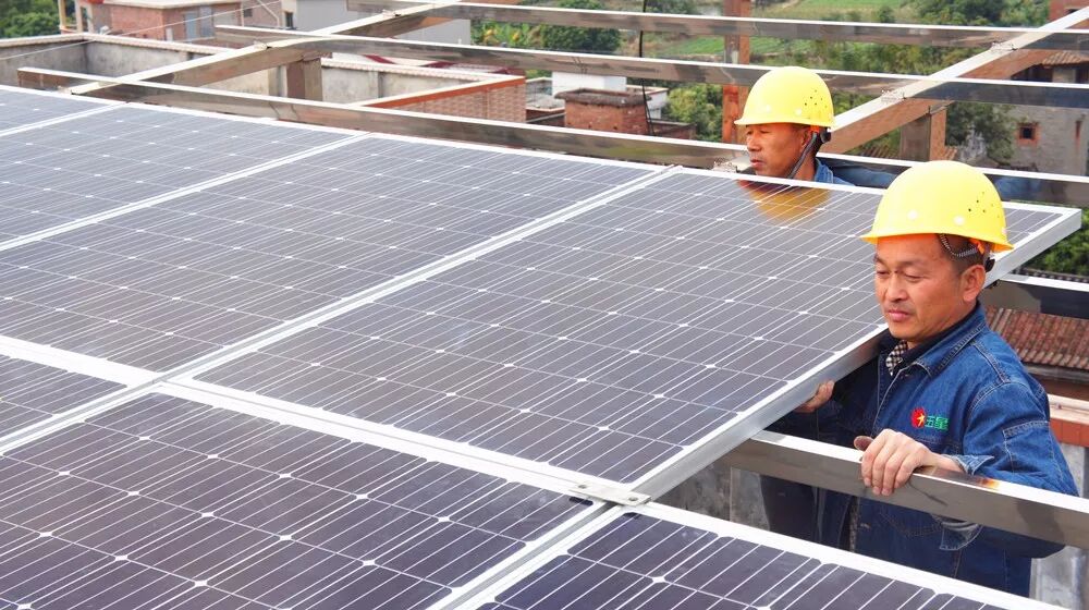 施工人员正在安装户用光伏电站