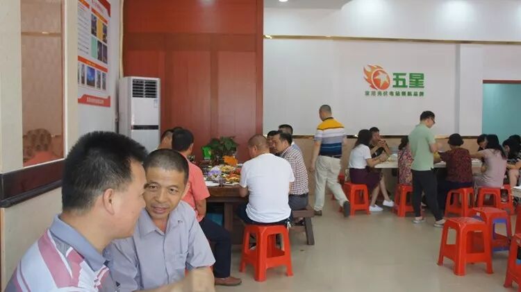 當(dāng)?shù)鼐用窦娂娺M(jìn)店了解光伏電站