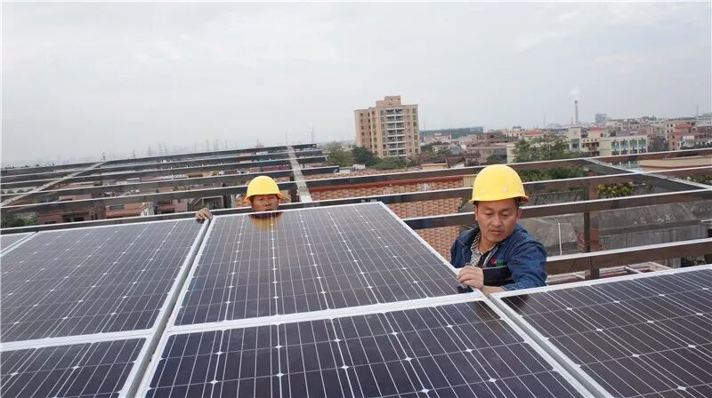 五星一線員工正在安裝光伏組件