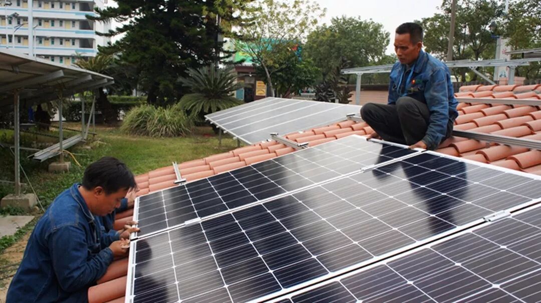 五星施工人員正在安裝雙玻單晶光伏組件