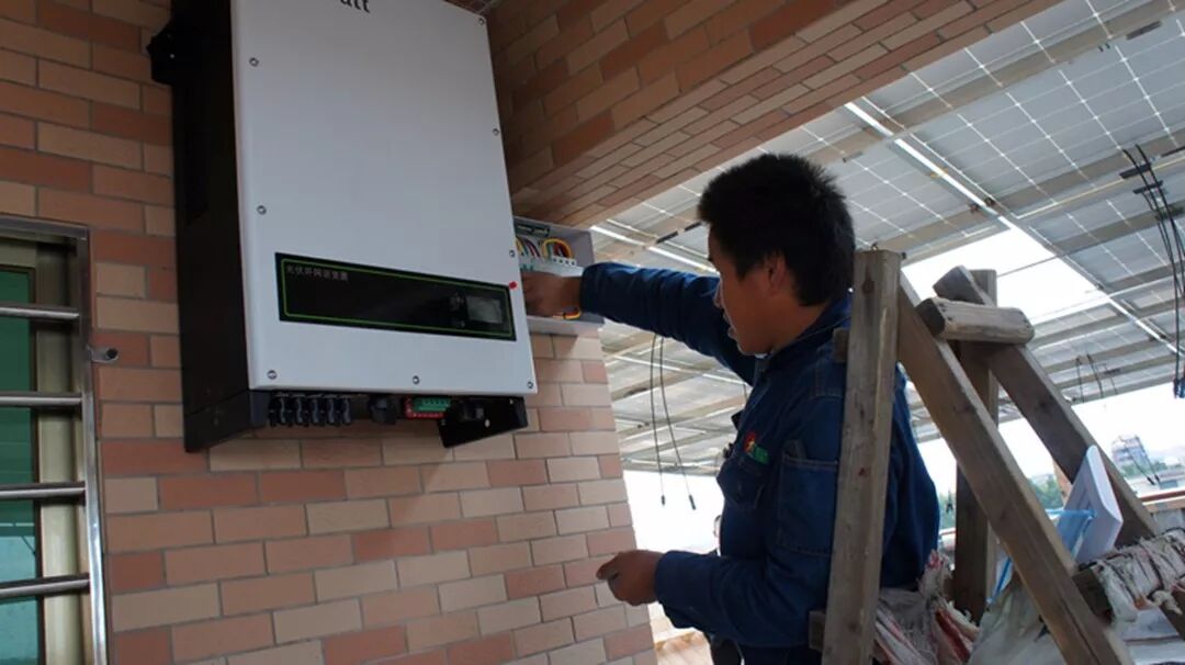 五星一線員工正在安裝戶用光伏并網(wǎng)逆變器