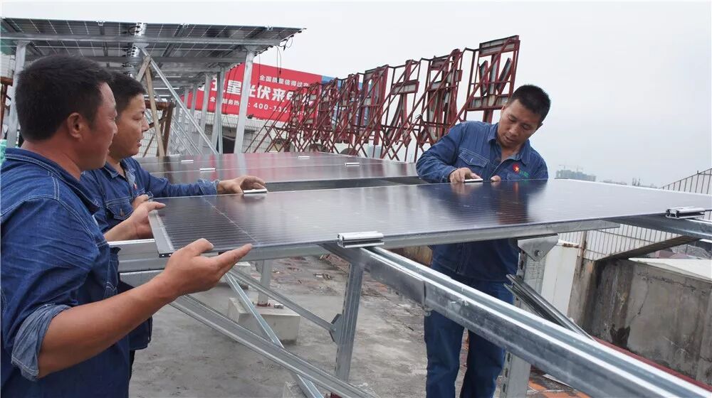 五星一線員工正在安裝雙面發電光伏組件