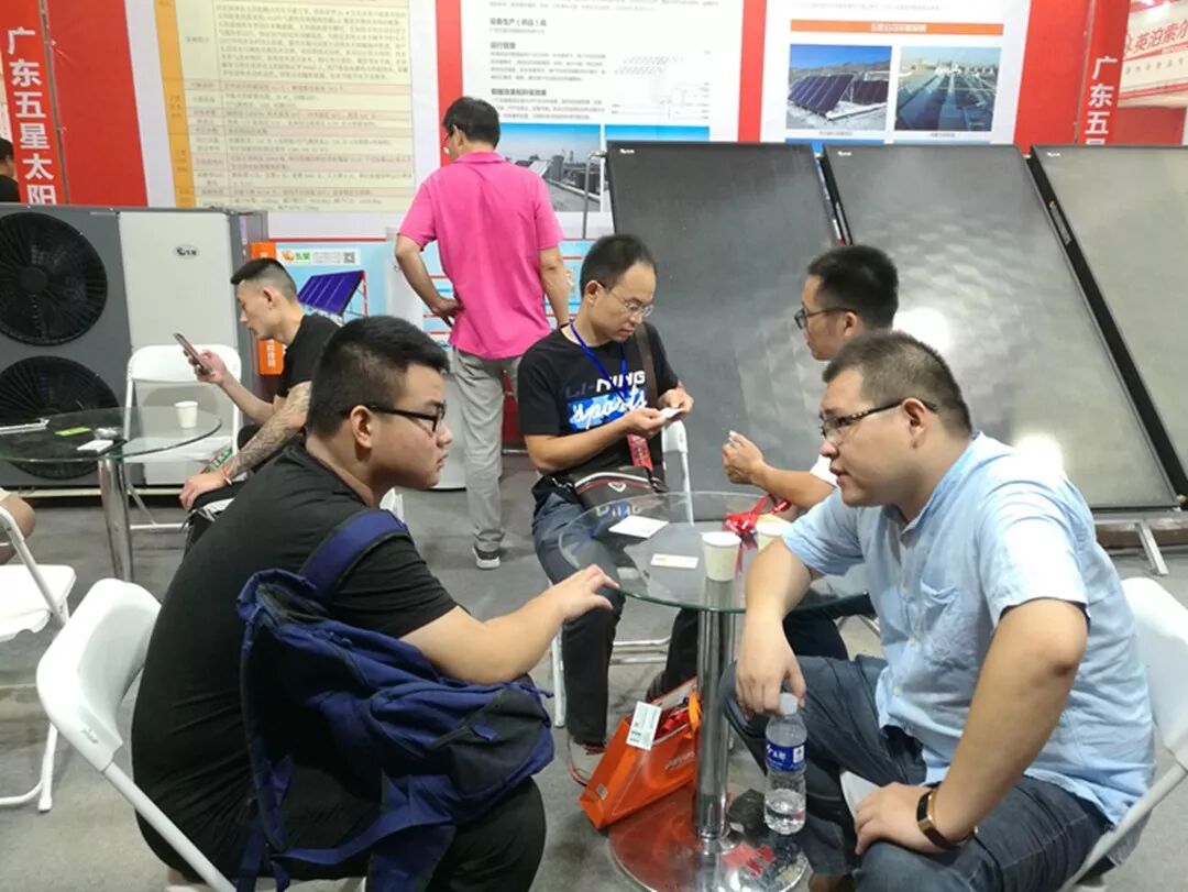 業(yè)務(wù)人員向客戶詳細(xì)講解太陽能采暖技術(shù)