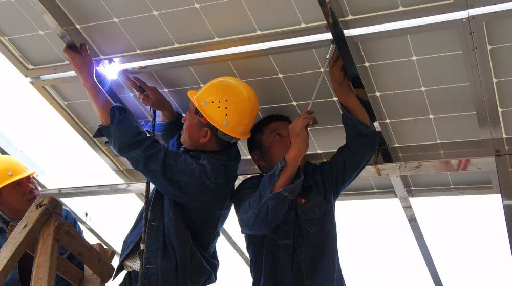 五星一線施工人員正在建設(shè)戶用光伏電站